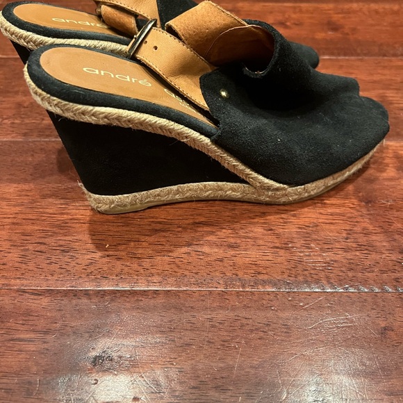 Andre Assous Black and Tan wedges - Picture 4 of 8